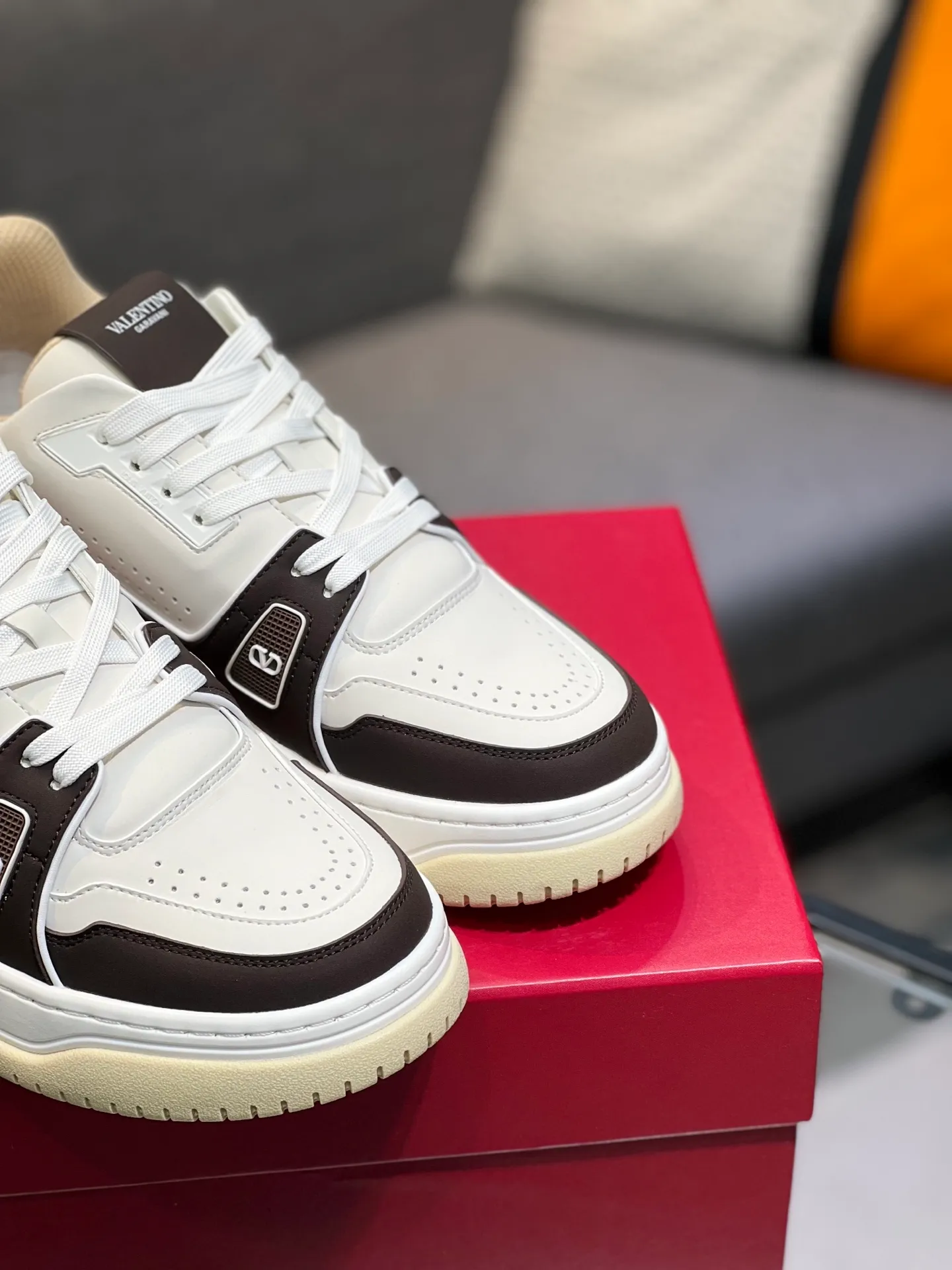 Men's Men's Shoes 💰660 Valentino 2023 early autumn new star shoes are now online! Wang Hedi and Ren Jialun have been worn by many celebrities. Who can refuse the same couple shoes as Wang Hedi! The design of Stars Stab My Heart is cool and spicy. The material of the shoes is cowhide, and every color is beautiful! Size 35-40, men’s size 39-44 (women’s 41, men’s 38, 45🉑️customized)